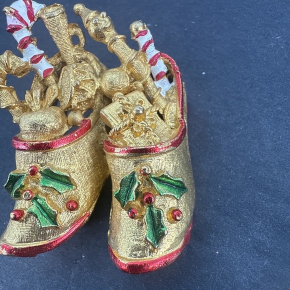 Christmas Slippers w Gifts Enamel COREL Vintage Gold Brooch Pin - Picture 6 of 14